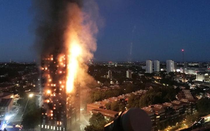 Hatalmas tűz egy londoni lakótömbben: az emberek az ablakokon ugráltak ki 2