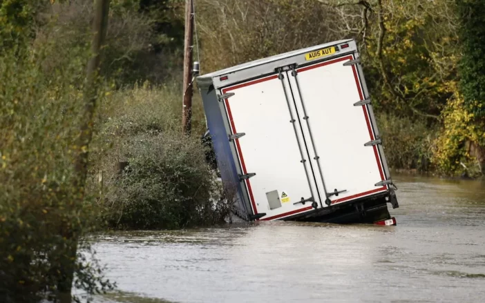 Emberi életre is veszélyes áradások és hatalmas esőzés Nagy-Britanniában - több helyen utak és autók kerültek víz alá 8