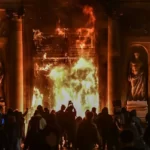 Felgyújtották a városházát Bordeauxban: kezd eldurvulni a tüntetés „a szomszédban” és pont mikor Károly király oda készül