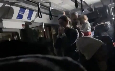 Ezrek rekedtek vonatok belsejében több órára egy hatalmas áramszünet miatt Londonban – többen elájultak, teljes volt a káosz 7