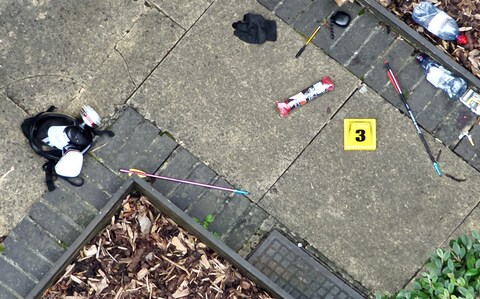A rendőrök lőttek agyon egy férfit Londonban, aki számszeríjjal, karddal és kevlár mellénnyel volt felszerelve 6