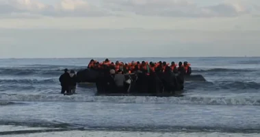 5-en meghaltak, miközben megpróbáltak átjutni a Csatornán keresztül Angliába, alig pár órával azután, hogy Rishi Sunak törvényjavaslatát elfogadta a parlament 3