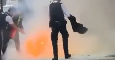 A nyílt utcán a járókelők és a rendőrök szeme láttára lobbantotta lángra saját ruháját egy férfi egy veszekedés közepette