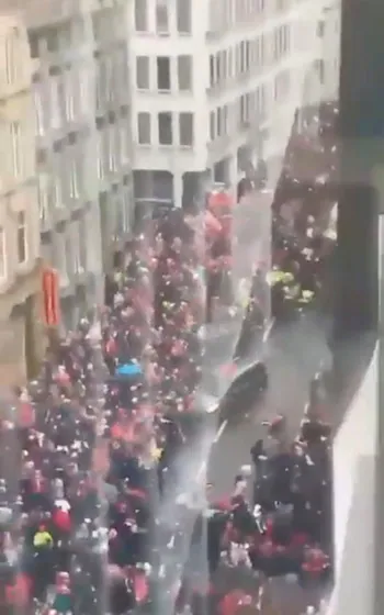Dráma és pánik Liverpool belvárosában: tömegbe hajtott egy autó, közel 50 sérült, 27-en kórházban, köztük több gyerek Dráma és pánik Liverpool belvárosában: tömegbe hajtott egy autó, közel 50 sérült, 27-en kórházban, köztük több gyerek