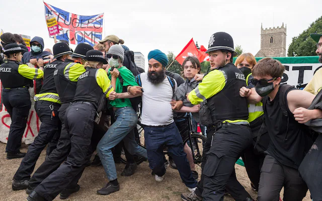 Tüntetések és összecsapások menekültszállodák körül: egyre nagyobb a feszültség a migránsok miatt