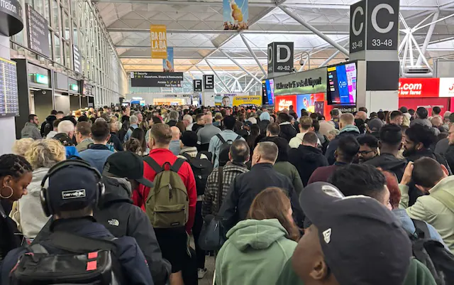 Káosz a Stansted repülőtéren: tűz ütött ki a váróban Káosz a Stansted repülőtéren: tűz ütött ki a váróban