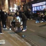 „Teljes káosz volt” – tömegbe hajtott egy autó Angliában, Derby belvárosában, számos sérült kórházban