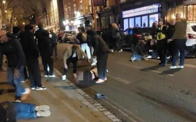 „Teljes káosz volt” – tömegbe hajtott egy autó Angliában, Derby belvárosában, számos sérült kórházban