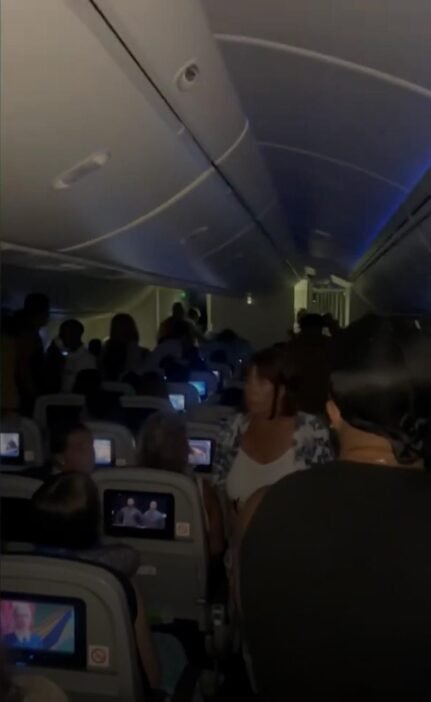 Drámai jelenetek egy Londonba tartó repülőn: az egyik utas megpróbálta kinyitni a gép ajtaját a levegőben