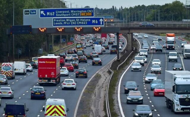 Fontos KRESZ- és jogszabályváltozások az Egyesült Királyságban 2026-tól, amit minden autósnak tudnia kell