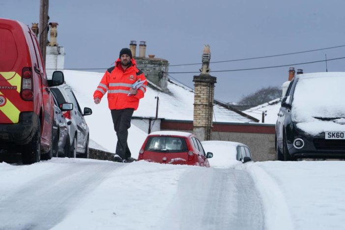 Az első komolyabb hóesés idén Nagy-Britanniában: több helyen 10-20 cm hó esett le hétfő reggelre 7