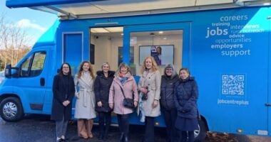 Mobil Jobcentre buszokat vezetnek be az Egyesült Királyságban – új eszköz a munkanélküliség ellen
