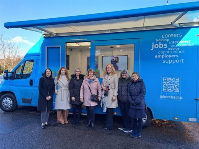 Mobil Jobcentre buszokat vezetnek be az Egyesült Királyságban – új eszköz a munkanélküliség ellen