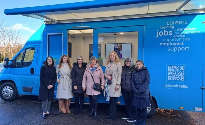 Mobil Jobcentre buszokat vezetnek be az Egyesült Királyságban – új eszköz a munkanélküliség ellen