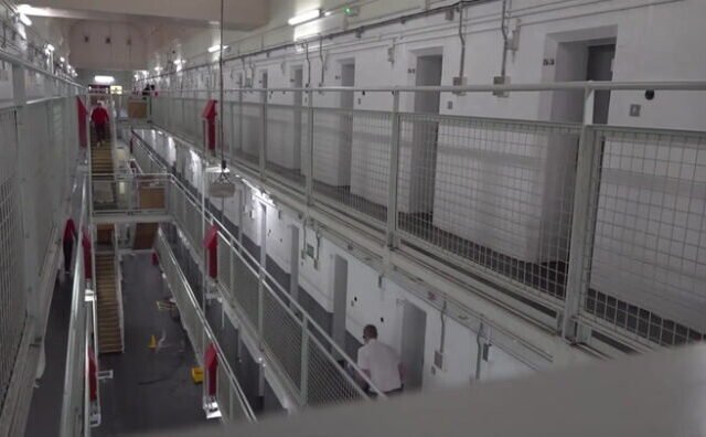 50 ezer rabot engednek szabadon idő előtt Angliában és Walesben a túlzsúfolt börtönök miatt