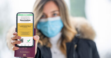 Felgyorsítják a „vakcina útlevelek” bevezetését Nagy-Britanniában: már májustól szükség lehet rájuk