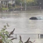 Utak és autók kerültek víz alá, akkora esőzések és szél volt Nagy-Britanniában Swansea környékén