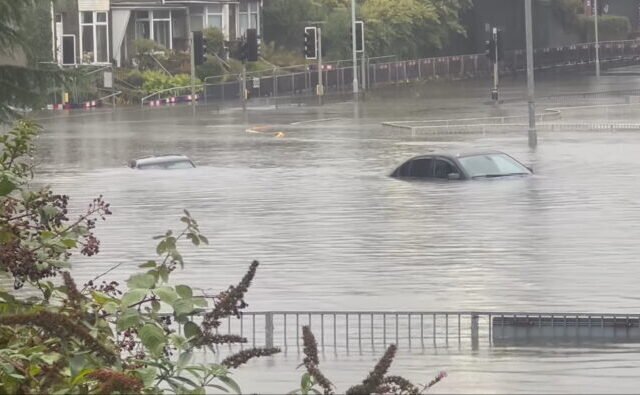 Utak és autók kerültek víz alá, akkora esőzések és szél volt Nagy-Britanniában Swansea környékén