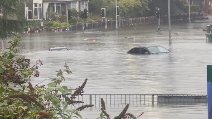 Utak és autók kerültek víz alá, akkora esőzések és szél volt Nagy-Britanniában Swansea környékén Utak és autók kerültek víz alá, akkora esőzések és szél volt Nagy-Britanniában Swansea környékén