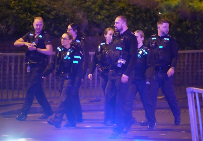 Teljesen elszabadult a pokol – őrült, több százfős házibulit csináltak a fiatalok Angliában, amit a rendőrök is alig tudtak megfékezni 7