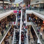 Zavargások a londoni bevásárlóközpont előtt: rá kellett zárni a Westfield bejáratát a vásárlókra