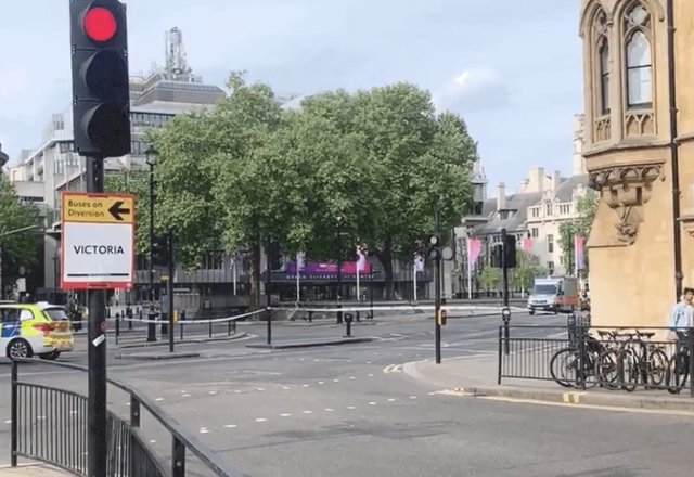„Bombariadó” London szívében: a Westminster apátságot és környékét lezárták 4