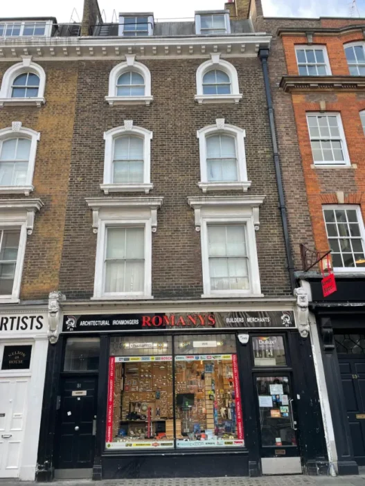 Fiatal srác zuhant ki egy 5 emeletes épület egyik ablakából London Soho negyedében - az ügyben nyomozás indult 5