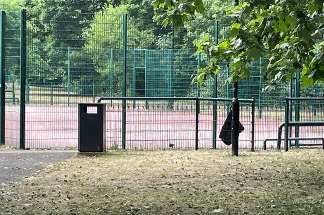 Fényes nappal fegyvert rántott és emberek közé lőtt egy "bérgyilkos" Londonban, iskolából hazafelé tartó gyerekek szeme láttára