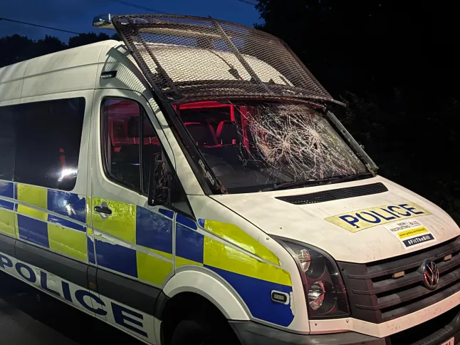 Zavargások voltak egy migránsszállónál Angliában - a tüntetők összecsaptak a rohamrendőrökkel