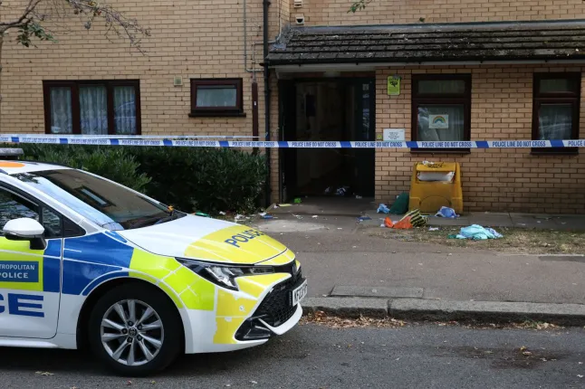 Fiatal, huszonéves lányt gyilkoltak meg a nyílt utcán Kelet-Londonban - a rendőrség hajtóvadászatot indított Fiatal, huszonéves lányt gyilkoltak meg a nyílt utcán Kelet-Londonban - a rendőrség hajtóvadászatot indított