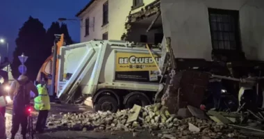 Lakóháznak csapódott egy kukásautó Angliában -1 halott, ketten kórházban