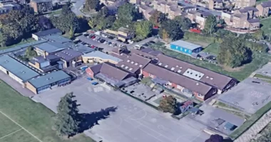 Kirúgtak egy tanársegédet Angliában, mert megölelt egy kisfiút – 7,000 font kártérítést kapott