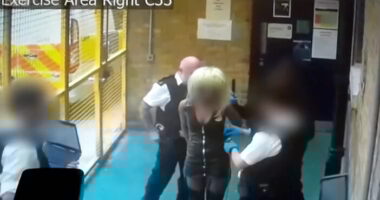 Botrány a brit rendőrségnél: videók rögzítették, amin rendőrök arról beszélnek, hogy a migránsokat le kell lőni, és egyéb sokkoló megjegyzések