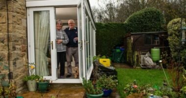 Ilyen is csak Angliában lehet: A házaspár otthona 2. de a kert meg már 3. készültségi szint alá esik