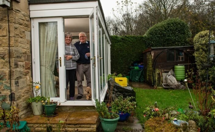 Ilyen is csak Angliában lehet: A házaspár otthona 2. de a kert meg már 3. készültségi szint alá esik