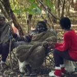Kilakoltatták a rendőrök az afrikai törzset, akik „őseik földjét foglalják vissza” Nagy-Britanniában – néhány méterrel odébb újra lesátraztak