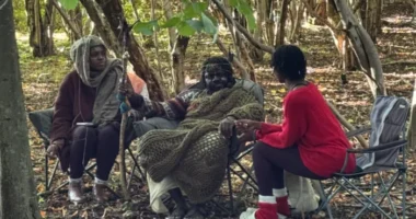 Kilakoltatták a rendőrök az afrikai törzset, akik "őseik földjét foglalják vissza" Nagy-Britanniában - néhány méterrel odébb újra lesátraztak