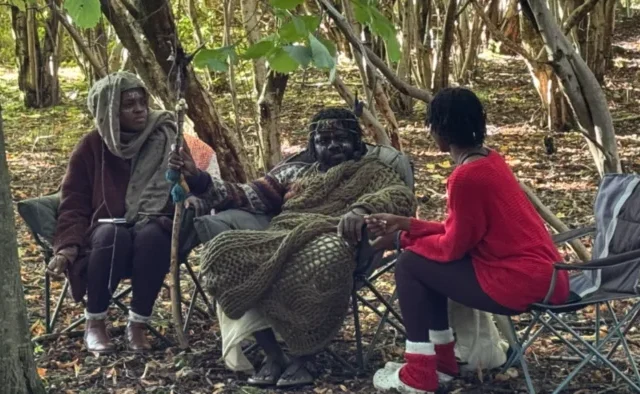 Kilakoltatták a rendőrök az afrikai törzset, akik „őseik földjét foglalják vissza” Nagy-Britanniában – néhány méterrel odébb újra lesátraztak