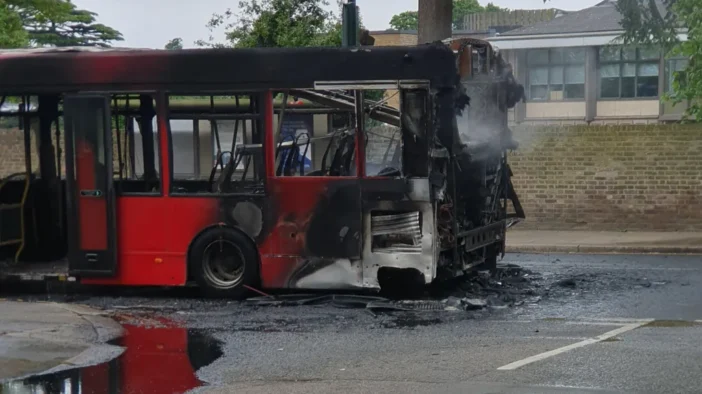 Kigyulladt és egy hatalmas „tűzgolyóvá” vált egy busz egy forgalmas londoni utcán 5