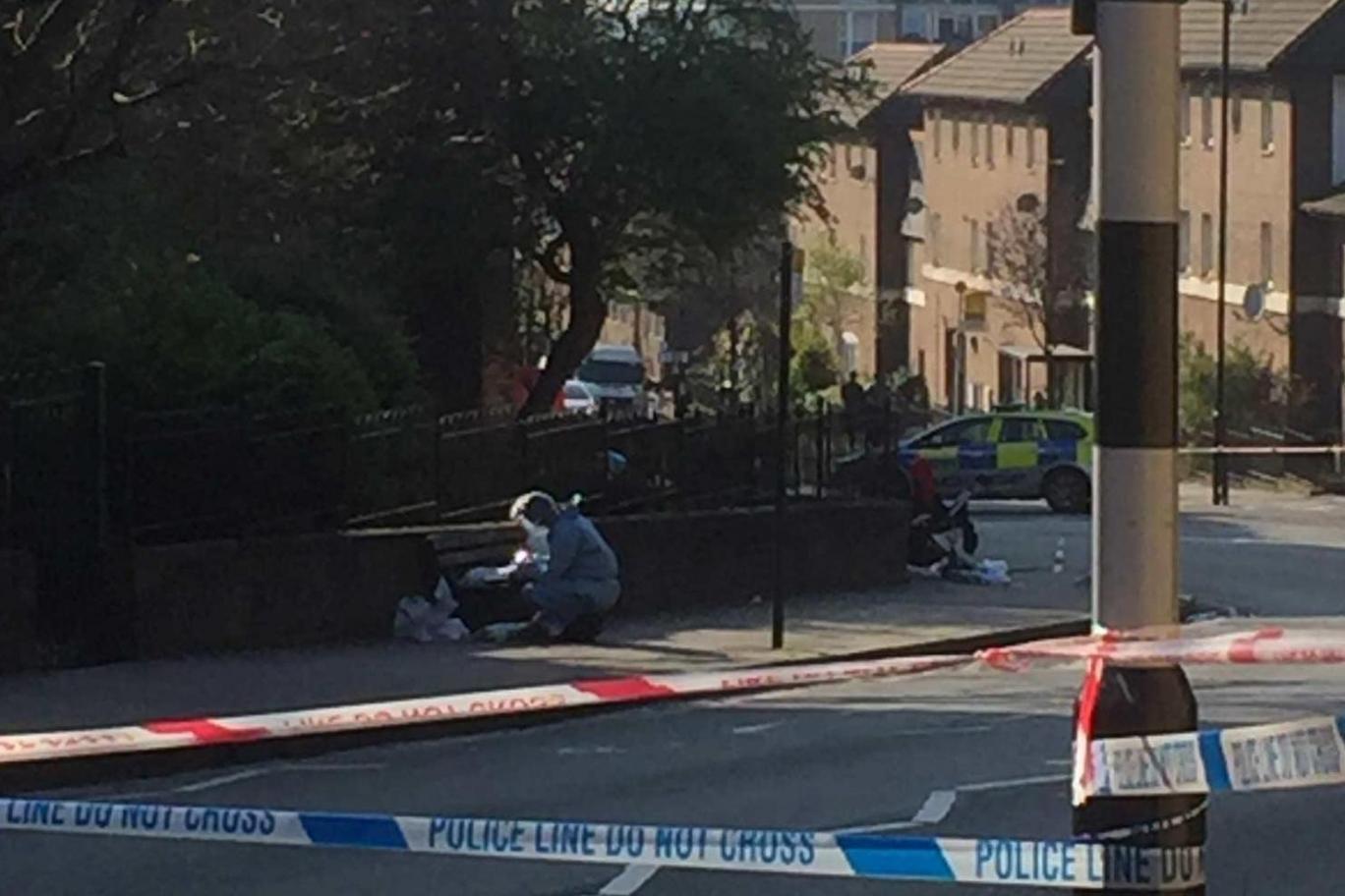 Savval locsoltak le egy kisgyerekes családot, egy srácot pedig lelőttek az utcán Londonban 2