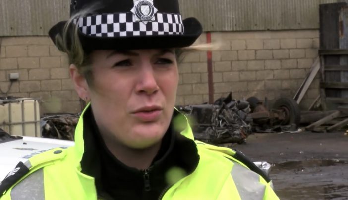 Többen kiakadtak a dögös angliai rendőrnőre, aki betegszabadságra ment, közben pedig bejárja a világot 4