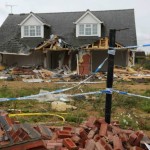 Szándékosan rohantak bele kamionnal egy kertes házba Angliában