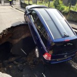Szó szerint megnyílt a föld egy autó alatt Londonban