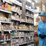 Az angol Királynő teljesen váratlanul betoppant a helyi ABC-be