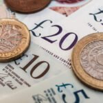 Mennyi pénzt kell félretennie ma egy fiatalnak Nagy-Britanniában, hogy nyugdíjas korára „biztonságban legyen” anyagi szempontból?