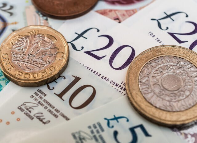 Mennyi pénzt kell félretennie ma egy fiatalnak Nagy-Britanniában, hogy nyugdíjas korára „biztonságban legyen” anyagi szempontból?