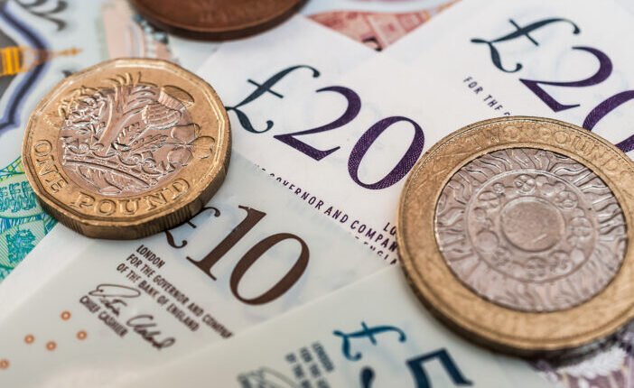 Mennyi pénzt kell félretennie ma egy fiatalnak Nagy-Britanniában, hogy nyugdíjas korára "biztonságban legyen" anyagi szempontból?