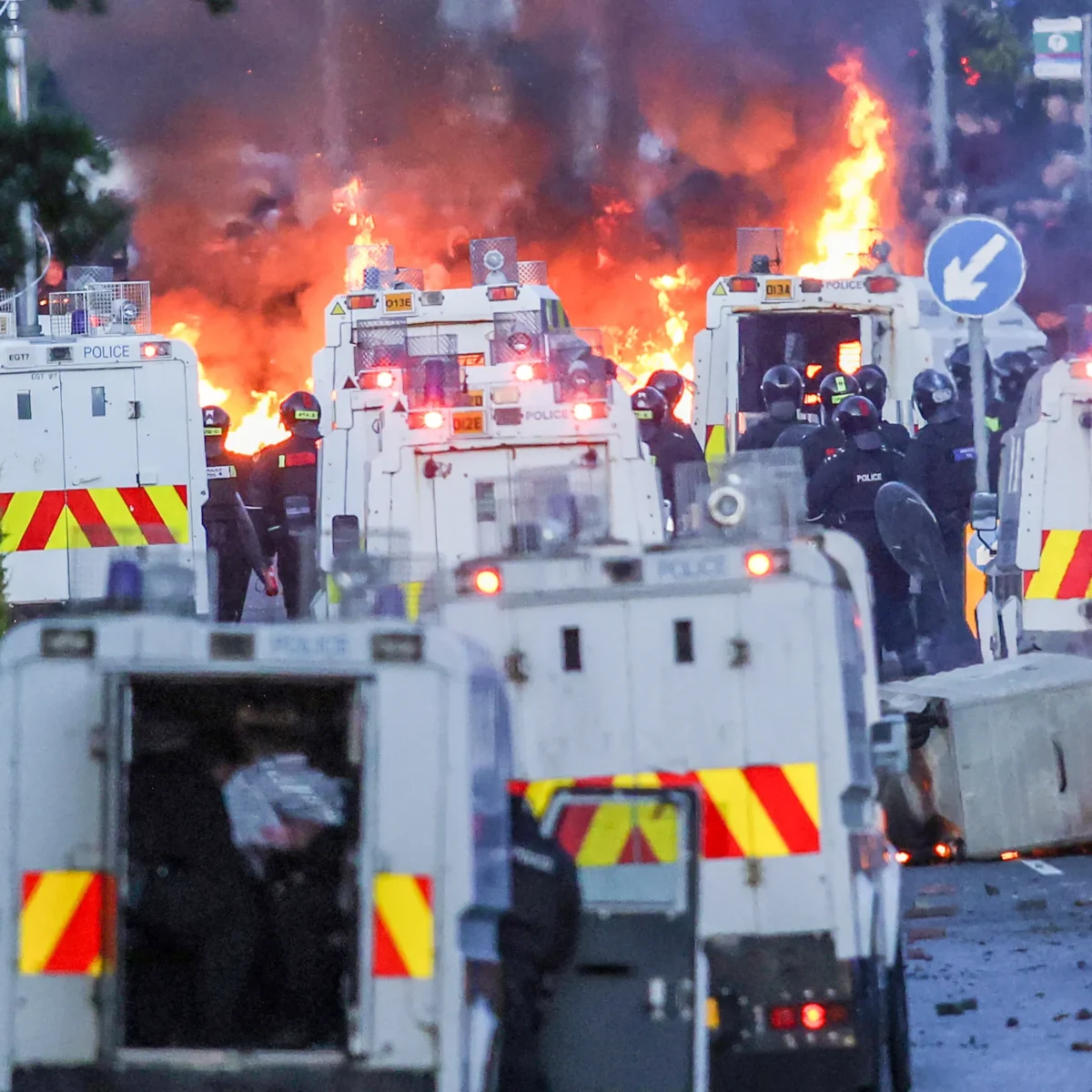 Egyre rosszabb a helyzet Belfastban: utcák lángokban, a rendőrség vízágyúval oszlatta a tömeget Egyre rosszabb a helyzet Belfastban: utcák lángokban, a rendőrség vízágyúval oszlatta a tömeget