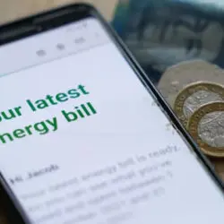 Hatalmasat, 1200 fontot is zuhanhatnak az energiaszámlák mindenkinek Nagy-Britanniában, méghozzá rövid időn belül