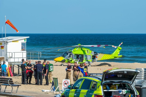 Súlyos incidens egy angliai tengerparton – meghalt egy fiatal fiú és egy 12 éves kislány, egy 40 éves férfit emberölés miatt letartóztattak 6